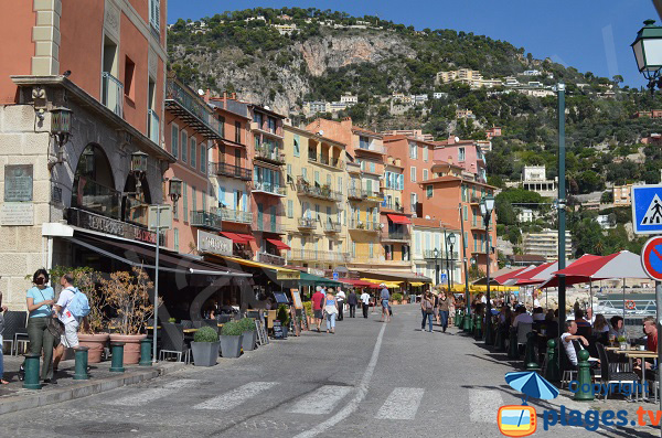 Bord de mer de Villefranche avec ses restaurants