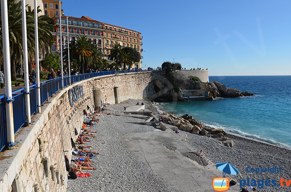 Bronzage sur la plage de Nice en Janvier