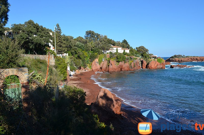 Une calanque rouge : la calanque des anglais