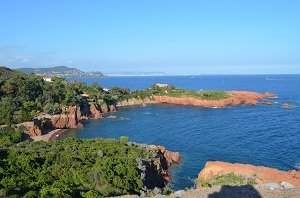 Vue sur la Côte d'Azur depuis le Cap Roux (Agay)