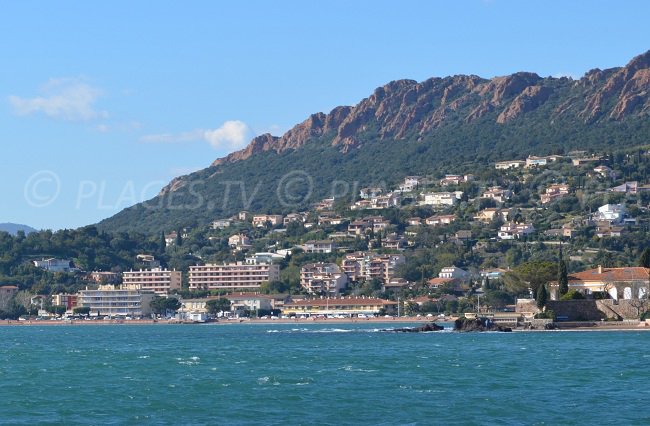 Centre-ville d'Agay vue depuis la mer