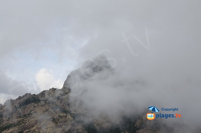 Aiguille de Bavella dans le brouillard