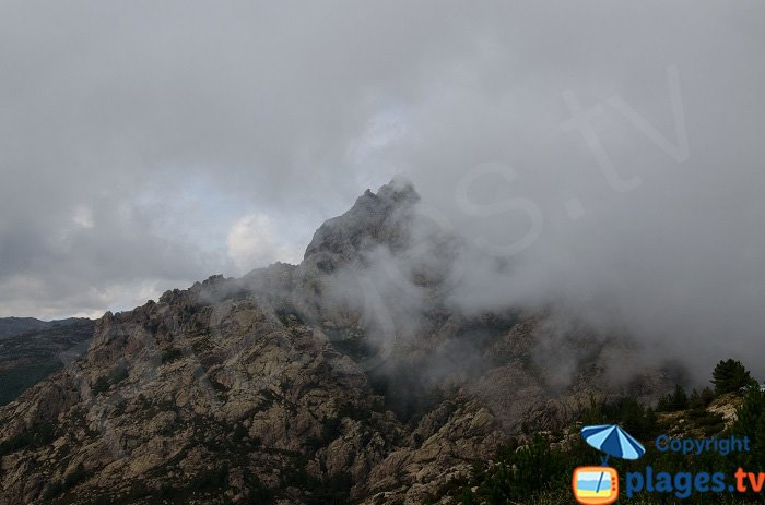 Aiguilles de Bavella dans le brouillard