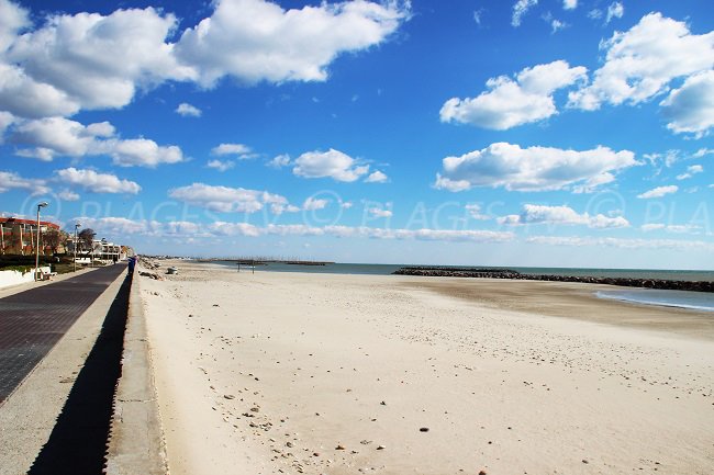 Plage de l'Albatros avec sa promenade