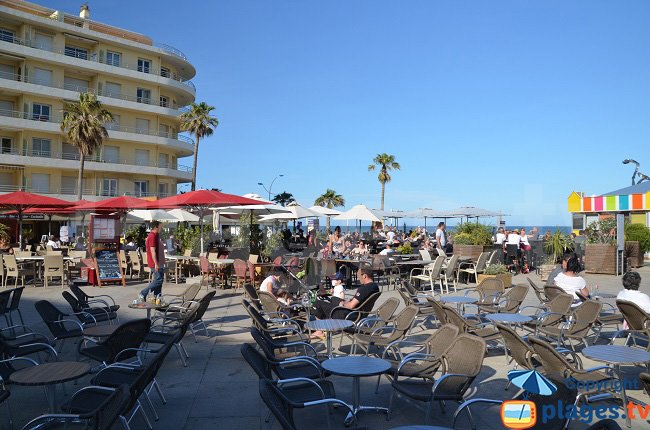 Terrasses de cafés à proximité de la plage de Canet-Plage