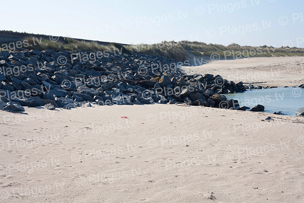 Rochers sur la plage de sable d'anneville nord