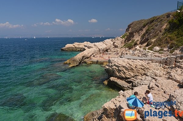 Plage en béton sur la presqu'ile de Malmousque à Marseille près de la légion étrangère