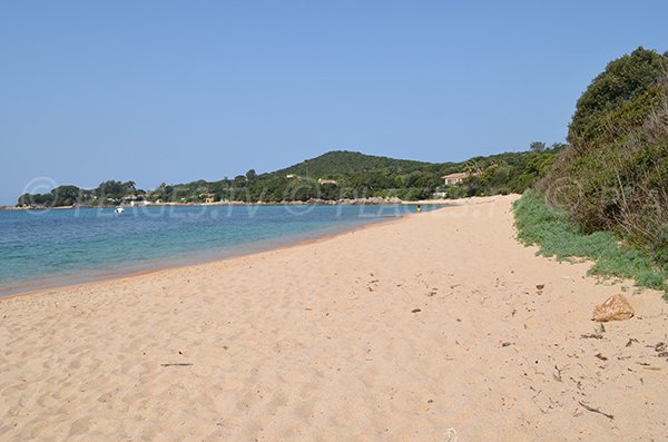 Plage dans l'anse de Medea à Pietrosella en Corse