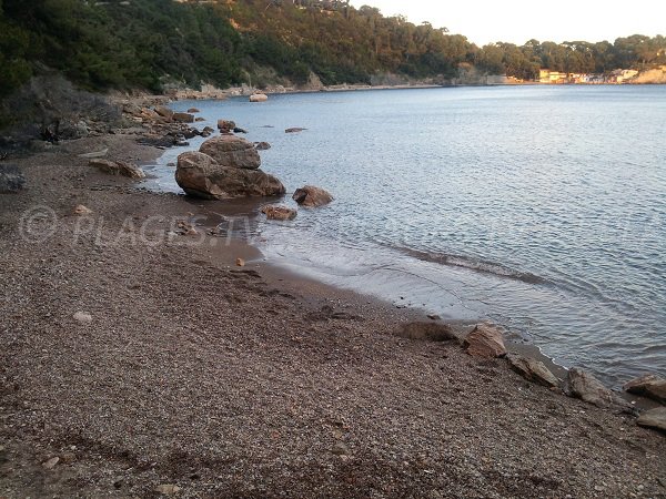 Plage de galets dans l'anse de Méjean à Toulon