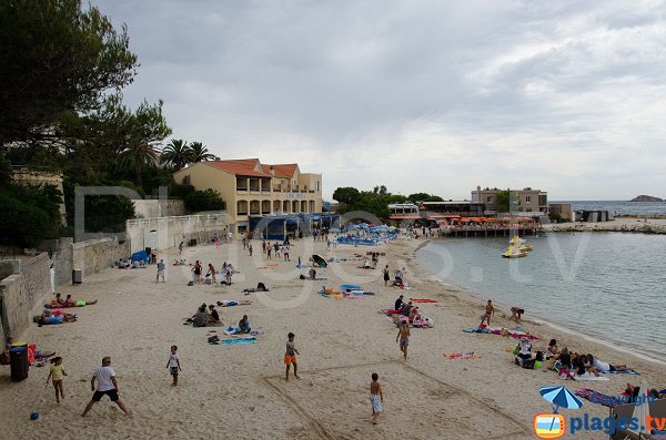 Spiaggia privata di Rénécros a Bandol in estate - Francia
