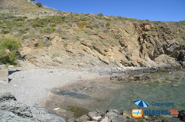 Plage de galets dans l'anse de Sainte Catherine - Port-Vendres