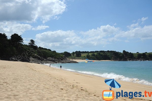 Plage dans l'anse de la Touesse à St Coulomb en Bretagne