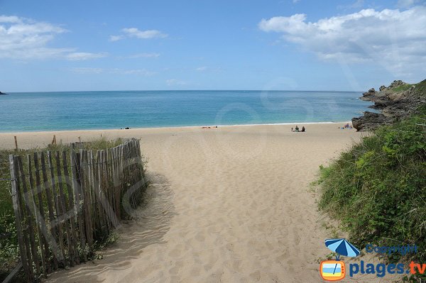 Access to the Touesse beach in Brittany