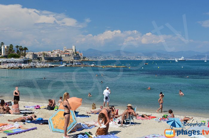 Folla sulla spiaggia di Antibes - Francia