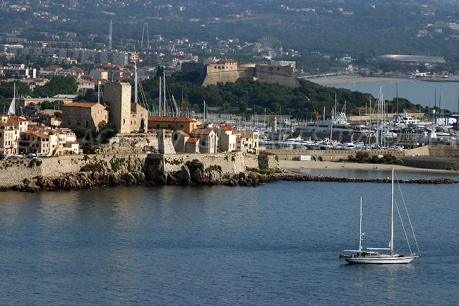 Antibes: la vieille ville, le port et le fort carré