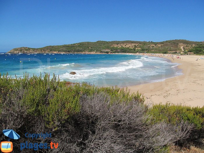 Arone: une grande plage de sable