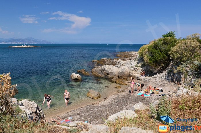 Plage secrète sur le cap d'Antibes à proximité de la pointe du Bacon