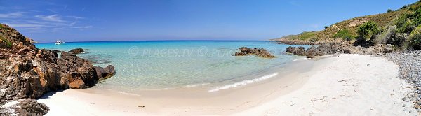 Plage de sable blanc dans le désert des Agriate