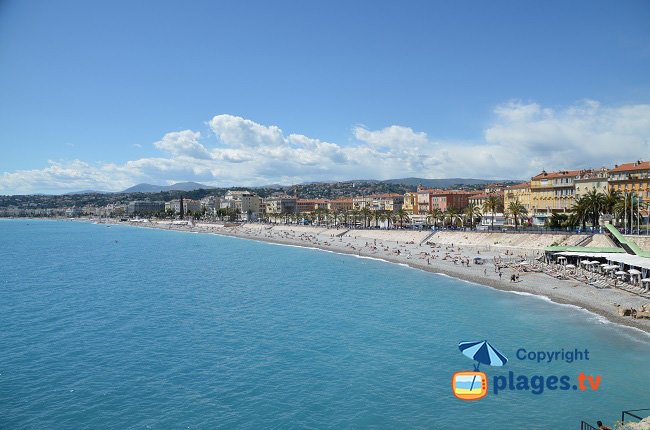 Bucht der Engel in Nizza mit den verschiedenen Stränden