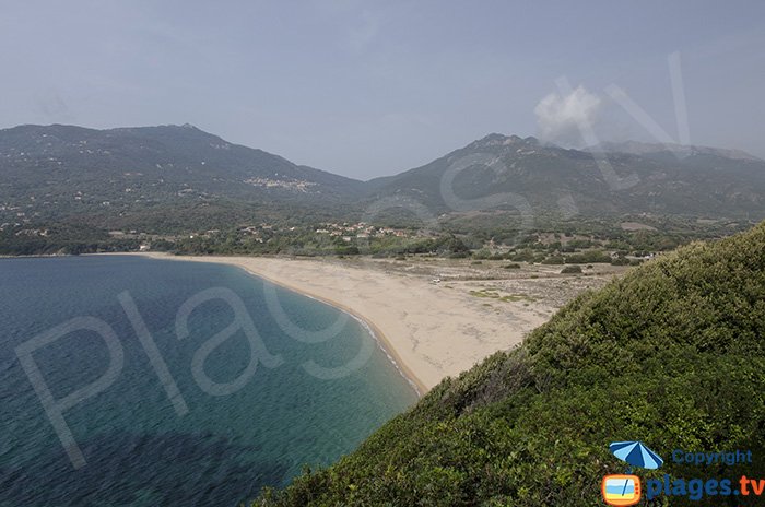 Baie de Baracci avec sa plage au fond du golfe de Valinco