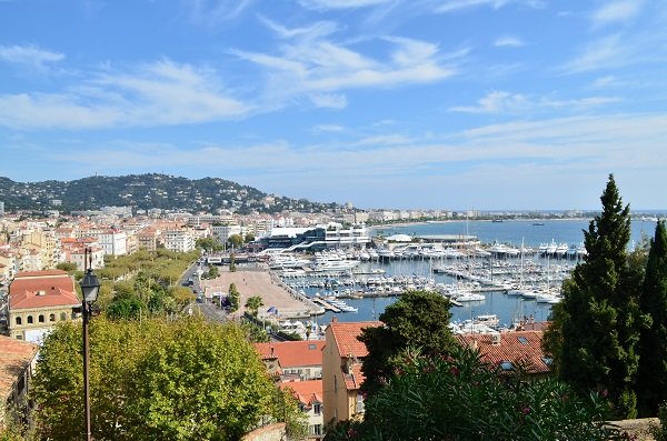 Vue sur la baie de Cannes depuis le château