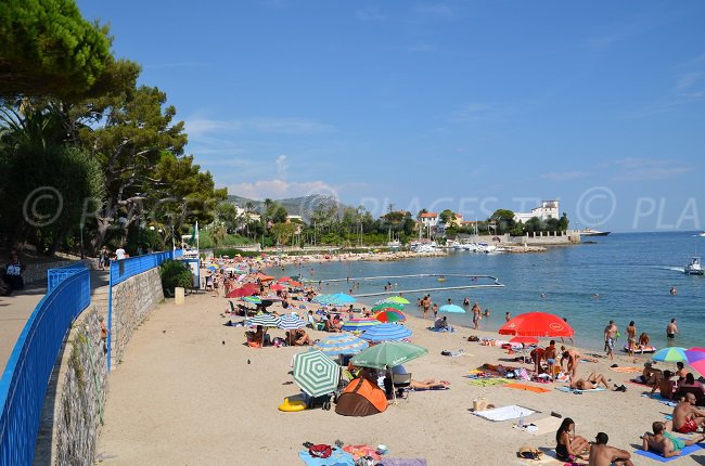 Plage dans le centre-ville de Beaulieu