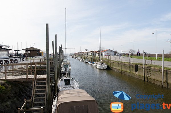 Port d'Audenge à côté du bassin de baignade