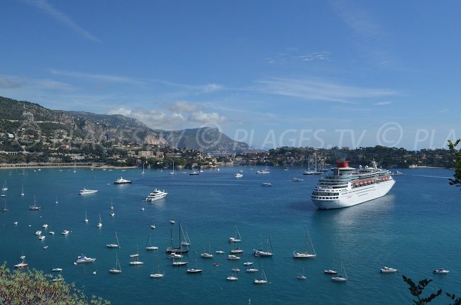 Bateau de croisière dans la baie de Villefranche