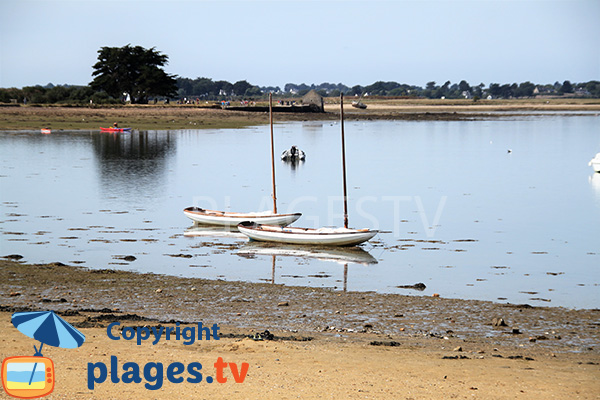 Bateau à fond plat sur l'ile d'Arz