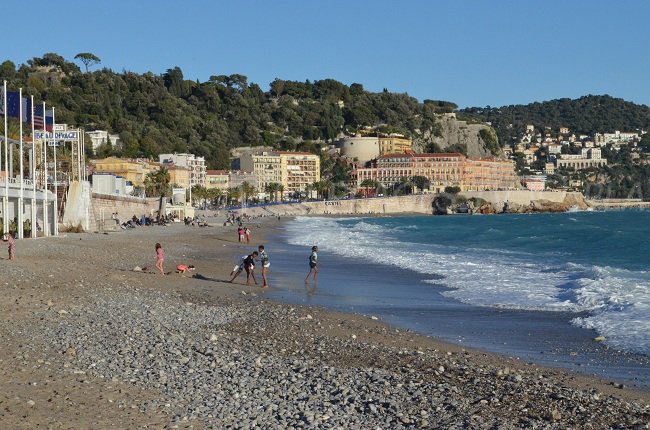 Spiaggia Beau Rivage con la collina del Castello