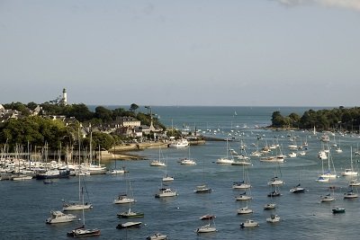 Der Hafen von Bénodet mit dem Leuchtturm auf der linken Seite und dem Odet