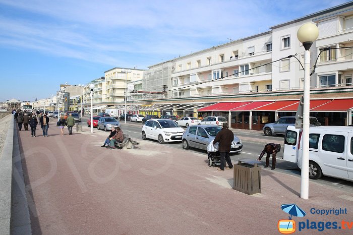 La passeggiata sulla diga all’altezza della spiaggia, con la strada e i palazzi di Berck