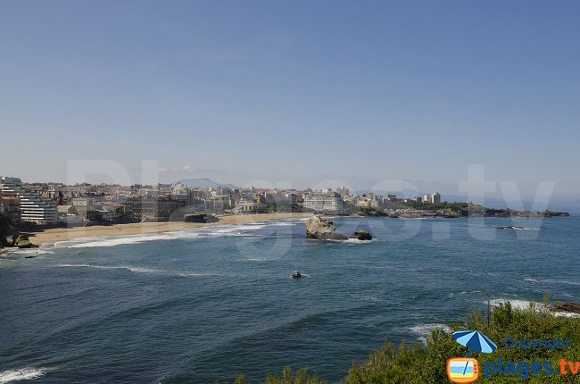 Vue générale de la Grande Plage de Biarritz depuis le phare