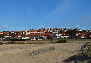 Bidart avec ses maisons colorées et la plage