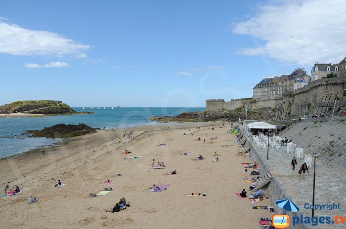 Bon Secours: a beach at the foot of the ramparts of Saint Malo