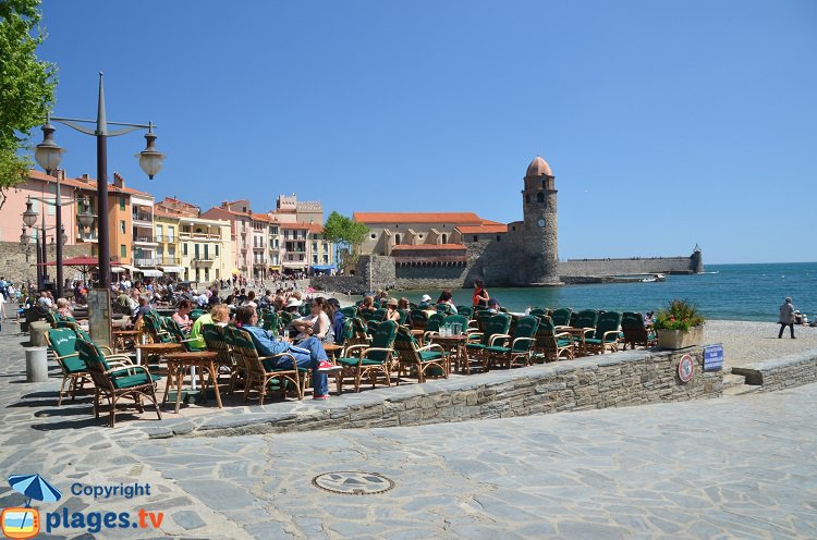 Bord de mer à collioure à côté de la plage de Boramar