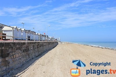 Bord de mer de Luc sur Mer avec ses cabines de bains