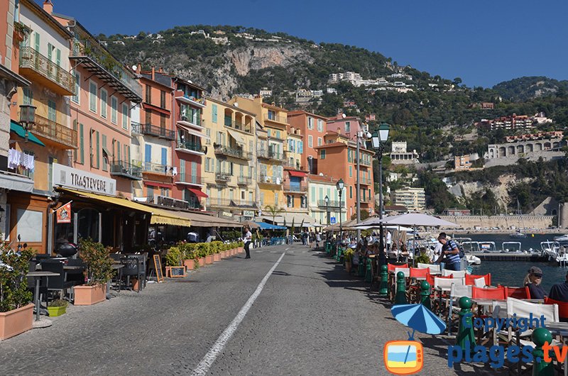 Bord de mer de Villefranche sur Mer au pied de la Vieille ville