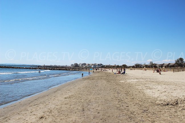 Plage du Boucanet au Grau du Roi avec vue sur la Grande Motte