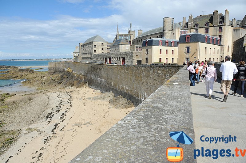 St Malo sur les remparts au niveau de la plage de l'Eventail