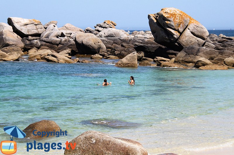 Plage avec des rochers à Brignogan