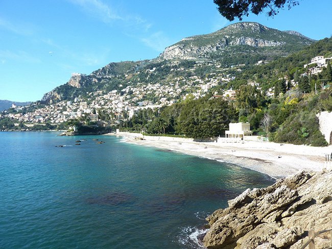 Première plage en venant du sentier du littoral du Cap Martin