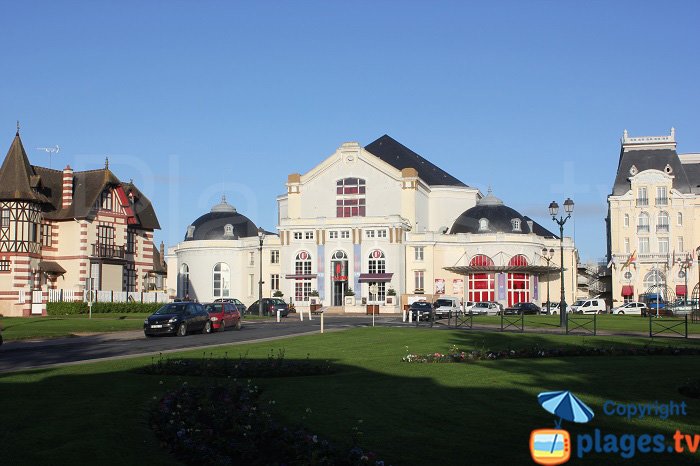 Centre de Cabourg avec son casino et ses maisons à colombages