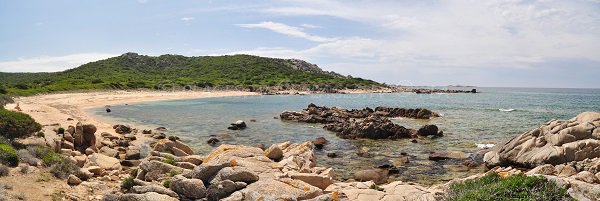 Beach and rocks in the Cala d'Arana (Campomoro)