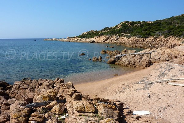 Crique de sable dans la Cala Grande de Bonifacio