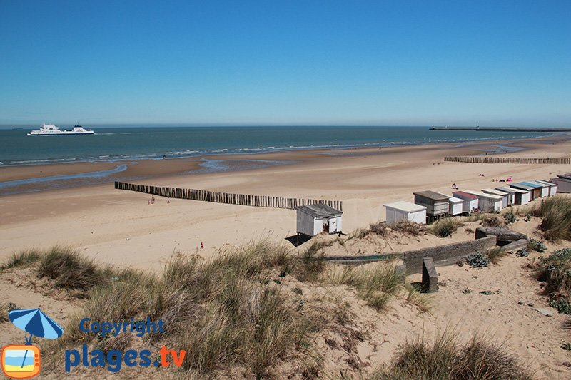 La grande plage de Calais avec un bateau venant de l'Angleterre