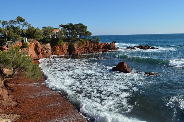 Calanque of Anglais in Agay - rough sea