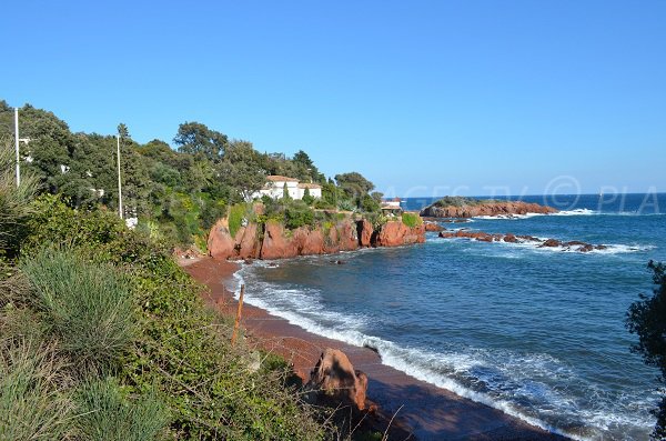 Vue générale de la calanque des Anglais à Agay - Saint-Raphael