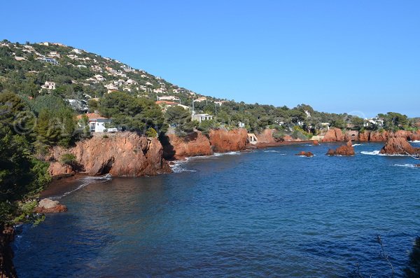 Vue générale des calanques des Anglais à Agay