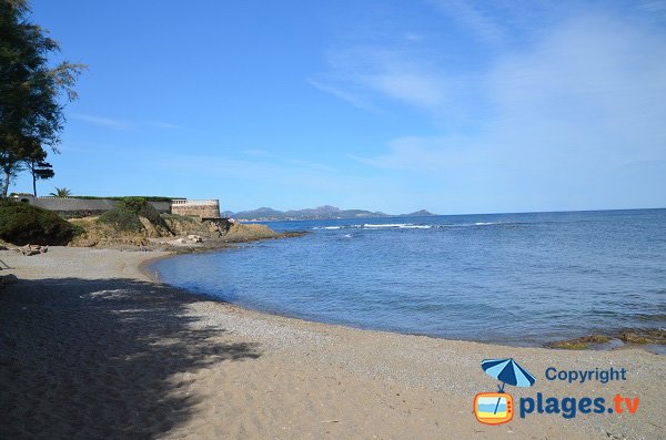 Photo of the Balzac calanque and view on Estérel - Saint Aygulf